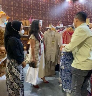 PERUMNAS DUKUNG UMKM BINAAN â€œYUNAS BATIKâ€ PERLUAS TARGET PASAR GLOBAL DI  PAMERAN INACRAFT 2023 